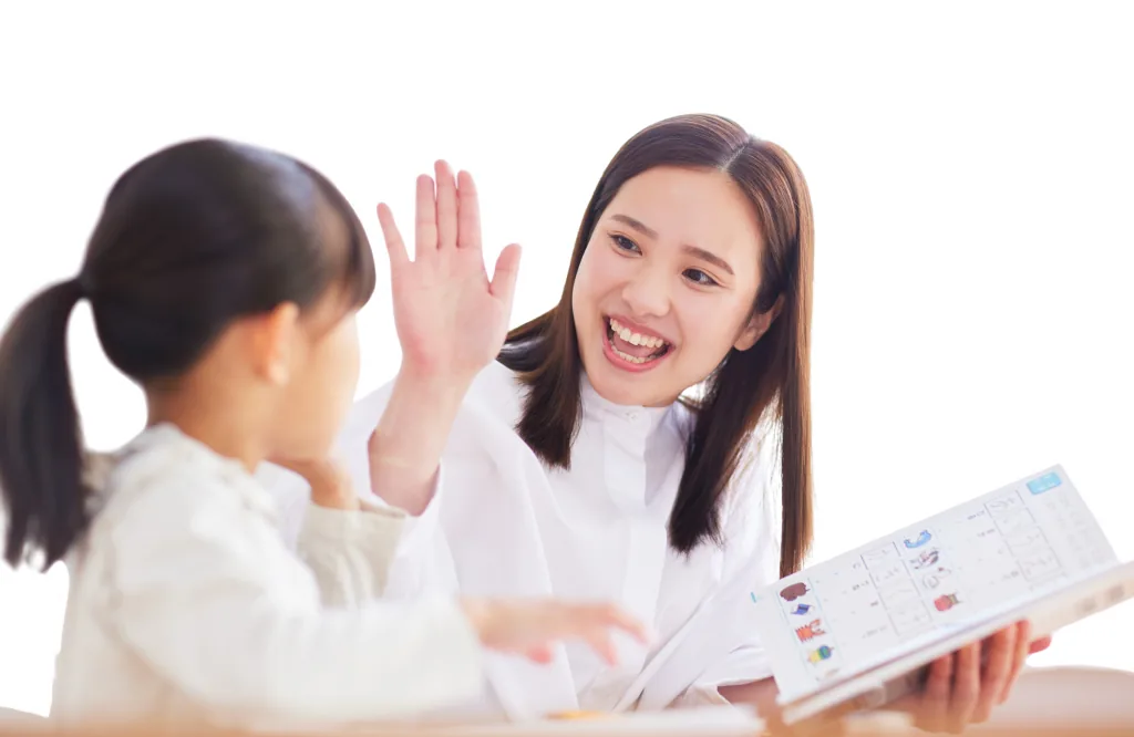 A teacher and a child celebrate learning with the CEDUCAR platform